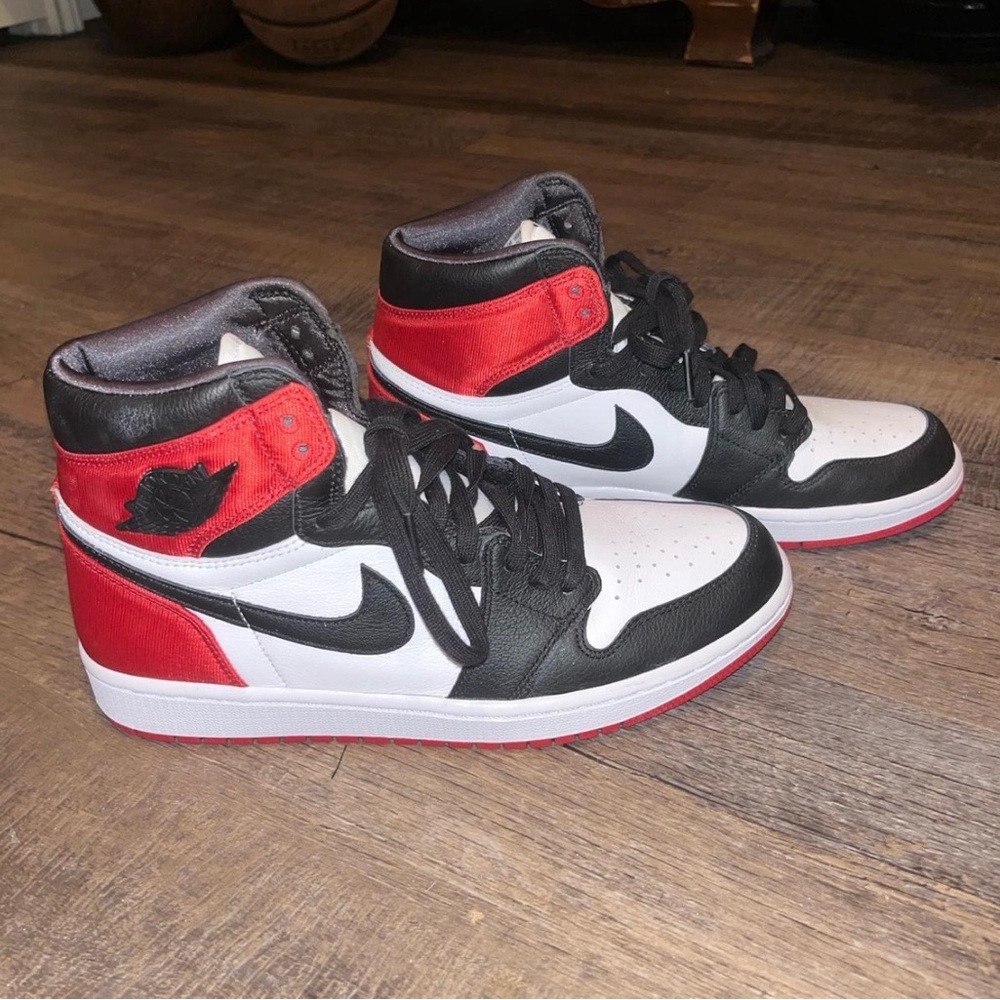 Nike Air Jordan 1 Mid - Black / White / Red